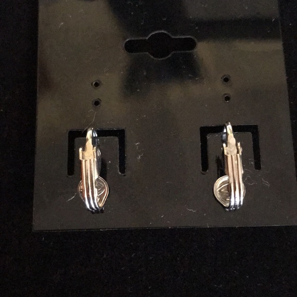 Vintage Pearlized Clip On Earrings - Picture 4 of 4